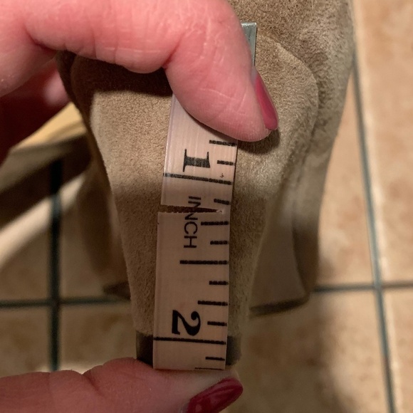 Bettina Round Toe Wedges in tan size 38 - Picture 10 of 12